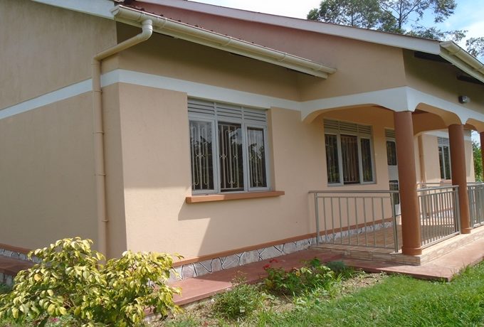 FOUR BEDROOM HOME FOR SALE AT NJERU MUNICIPALITY BUIKWE
